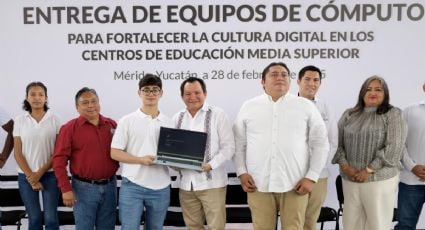 Joaquín Díaz Mena entrega equipos de computo a estudiantes de educación media superior