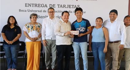 Entregan becas Benito Juárez a estudiantes de la UADY