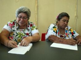 Bordadoras analizan estrategias para salvaguardar el bordado yucateco