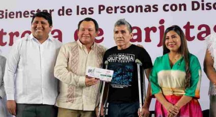 Yucatán entrega tarjetas de pensión universal a personas con discapacidad