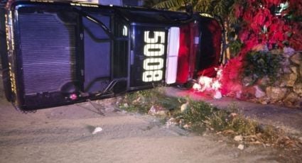 Dormita un policía, derriba una albarrada y vuelca la patrulla