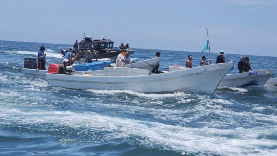 Policías de Yucatán detienen a tres pescadores furtivos en altamar